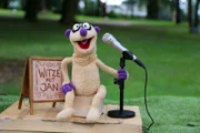 Erdmännchen Jan gibt eine Vorstellung als Comedian.