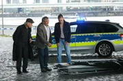 Edwin Bremer (Tilo Prückner, l.), Günter Hoffmann (Wolfgang Winkler, M.) und Vicky Adam (Katja Danowski, r.) kurz vor dem Abtransport des Mordopfers.