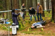 Die Rentnercops Bielefelder (Bill Mockridge), Klaus Schmitz (Hartmut Volle) und Vicky Adam (Katja Danowski) kommen am Tatort an und treffen auf Dr. Lara Krüger (Dela Dabulamanzi).