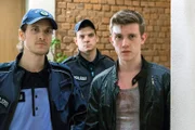Polizisten (Komparsen) liefern Jonas (Lennart Betzgen, r.) zu Hause ab. Er ist im Zusammenhang mit einem illegalen Autorennen aufgegriffen worden.