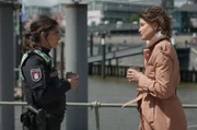 Isa (Lilli Hollunder, l.) merkt, dass Jasmin (Gerit Kling, r.) etwas beschäftigt und spricht sie darauf an.