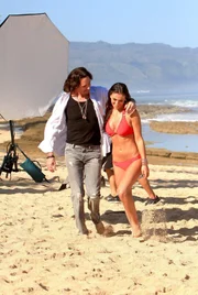Ahnen nicht, dass sich ihr Leben bald verändern wird: der berühmte Fotograf Renny Sinclair (Rick Springfield, l.) und seine Freundin, das Model Alana (Serinda Swan, r.) ...