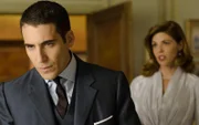 Alberto Márquez (Miguel Ángel Silvestre, l.); Cristina Otegui (Manuela Velasco, r.)