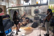 Bei einer Bandprobe des Punkrock-Trios "Wut 3000" kommt es zum Streit. Am nächsten Morgen wird die Schlagzeugerin Kasia Nowak (Verena Zaiser, M.) in der Nähe des Proberaums tot aufgefunden. Die beiden Musikerkolleginnen, Sophie Kroos (Giulia Goldammer, l.) und Belinda Benz (Banafshe Hourmazdi, r.), müssen sich den unangenehmen Fragen der Kripo stellen.