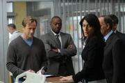 L-R: Roy (Lee Tergesen), Dr. Eric Foreman (Omar Epps), Dr. Lisa Cuddy (Lisa Edelstein).
