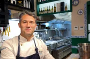 Der Koch Jaime Guardiola bietet in verschiedenen Bars eine Verkostung von Tapas an.