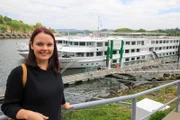 Steffi Gehrlein vor dem Schiff am Hafen in Porto.