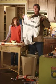 Frankie (Patricia Heaton, l.); Mike (Neil Flynn, r.)