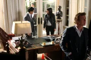 Xander Harrington wird während der Feier zu seiner Ernennung als Nachfolger seines Vaters erstochen: Patrick (Simon Baker, r.), Kimball (Tim Kang, l.) und Teresa (Robin Tunney, M.) beginnen mit den Ermittlungen ...