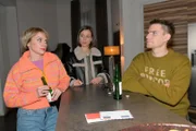 Matilda (Anna-Katharina Fecher, M.) erfährt zufrieden, dass ihr Plan mit Gerner Erfolg zeigt. Links Yvonne (GIsa Zach), rechts Moritz (Lennart Borchert).