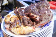 Die Königskrabbe steht im Mittelpunkt der köstlichen, mit frischen Meeresfrüchten gefüllten „Hot Pots“, die im „Seafood 89“ im Bezirk Da’an in Taipeh serviert werden.