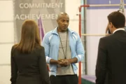 Brennan (Emily Deschanel) und Booth (David Boreanaz, r.) befragen den Trainer Davis McIntyre (McKinley Freeman) zum Mord an der Turnierin Amanda Watters.