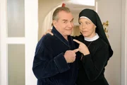 Schwester Hanna warnt Wöller den Klosterwald abzuholzen (v.li.: Fritz Wepper, Janina Hartwig).