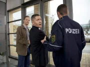 Dr. Rolf Kaminski (Udo Schenk, Mitte) hat Zivilcourage gezeigt und einen handgreiflichen Streit zwischen einem Paar verhindert. Dabei ist der Mann, ein ehemaliger Patient, jedoch gestolpert, gestürzt und musste notoperiert werden. Nun hat er gegen Kaminski Anzeige erstattet. Als Oberkommissar Erich Gassmann (Arnfried Lerche, links) Kaminski dazu befragen will, gerät die Situation etwas aus dem Ruder und endet mit einer sofortigen Festnahme des Arztes. (Komparse, rechts).