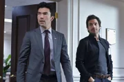 Der einflussreiche Darius Tanz (Santiago Cabrera, r.) macht sich mit Informationen über einen zerstörerischen Asteroiden auf den Weg nach Washington, doch der stellvertretende Verteidigungsminister Harris Edwards (Ian Anthony Dale, l.) scheint weniger überrascht über die Neuigkeit, als er eigentlich sein sollte ...