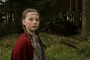 Gudrun (Sophie Ryder), die junge Wikingerprinzessin, wartet auf die Rückkehr ihres Vaters.