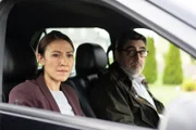 Isabelle Lacoste (Elle-Máijá Tailfeather, l.); Armand Gamache (Alfred Molina, r.)