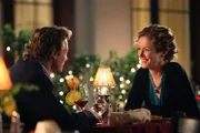 Patrick (Simon Baker, l.) hat Gefallen an Kristina Frye (Leslie Hope, r.) gefunden und führt sie zum Essen aus ...