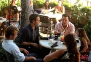 Während Steve (Alex O'Loughlin, 2.v.l.) auf der Suche nach einem Killer ist, der es auf die Kinder einiger Richter abgesehen hat, kommt Dannys abenteuerlustiger Bruder Matt (Dane Cook, M.) auf die Insel und verbringt mit Danny (Scott Caan, l.), Grace (Teilor Grubbs, r.) und Rachel (Claire Van der Boom, 2.v.r.) entspannte Tage. Doch die enden abrupt ...