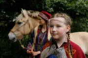 Gudrun (Sophie Ryder) hat das Vertrauen eines Fjordpferdes gewonnen.