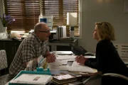 Jay Pritchett (Ed O'Neill), Claire Dunphy (Julie Bowen).