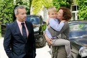Die Oellers holen ihren Sohn vom Kloster ab (v.li.: Thomas Darchinger, Tim Kaufmann, Katharina Meinecke).