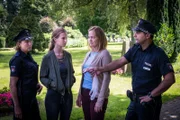 Tarik (Serhat Cokgezen, r.) und Claudia (Janette Rauch, l.) konfrontieren Anna (Annika Schrumpf, 2.v.l.) mit der gefundenen Hühnerkralle. Sie sind sich sicher, dass Anna mehr über die Schändung des Grabes ihres Großvater weiß, als sie ihrer Mutter (Sonsee Neu, 2.v.r.) und den Polizisten gesteht.