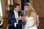 Leon (Daniel Fehlow) und Verena (Susan Sideropoulos) besiegeln mit dem Austausch der Eheringe ihr Glück.