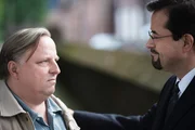 Ihr Verhältnis ist nicht frei von Spannungen. Es geht um 120 Euro Spielschulden, die der Rechtsmediziner Prof. Boerne (Jan Josef Liefers, r) bei Kommissar Frank Thiel (Axel Prahl) hat: Die beiden haben Schach gespielt...