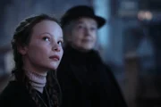Alma (Laeni Geiseler, vorne) und Aurelia (Sylvia Eisenberger) in der Kirche.