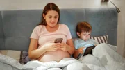 Gerade abends sind Smartphones und Co nicht förderlich, was Bindung und Schlaf angehen.