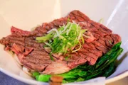 Das Restaurant „Pin Chuan Lan“ in Taipeh mariniert sein Rindfleisch stundenlang in seiner beliebten geschmorten Rindfleischnudelsuppe oder „Niu Rou Mian“, um sicherzustellen, dass es auf der Zunge zergeht.