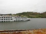Das Schiff fährt nach der Crestuma Schleuse weiter auf dem Duoro.