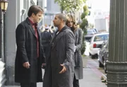 Javier Esposito (Jon Huertas, r.) glaubt, dass Castle (Nathan Fillion, l.) und Beckett (Stana Katic, r.) bereits von seiner Affäre mit Lanie Parish wissen, dabei ist alles nur ein Missverständnis ...