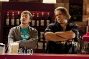 Nachdem Bea verhaftet wurde, zeigen Nils (Tino Mewes, l.) und Hannes (Oliver Fleischer, r.) vollen Einsatz an der Bar, da sie nicht wollen, dass jemand Beas Abwesenheit bemerkt und sie ihren Job verliert ...