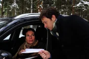 Doris (Simone Ritscher, l.); Augustin (Mark-Alexander Solf, r.)