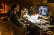 Versucht alles, um einen neuen Fall aufzudecken: Sherlock Holmes (Jonny Lee Miller) ...