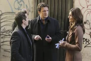 Richard Castle (Nathan Fillion, M.) und Kate Beckett (Stana Katic, r.) haben offensichtlich völlig unterschiedliche Ansichten, wie ein perfekter Heiratsantrag aussehen soll. Kevin Ryan (Seamus Dever, l.) ist zunehmend verunsichert, wie er nun vorgehen soll ...