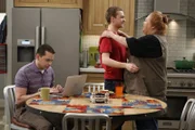Berta (Conchata Ferrell, r.) ist völlig aus dem Häuschen, als Jake (Angus T. Jones, M.) überraschend zu seinem Vater (Jon Cryer, l.) zu Besuch kommt ...