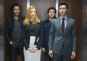 Gehen ganz unterschiedlich mit dem Wissen um, dass ein Asteroid in 186 Tagen den ganzen Planeten zerstören könnte: Milliardär Darius Tanz (Santiago Cabrera, l.), Pentagon-Pressesprecherin Grace Barrows (Jennifer Finnigan, 2.v.l.), MIT-Student Liam Cole (Charlie Rowe, 2.v.r.) und der stellvertretende Verteidigungsminister Harris Edwards (Ian Anthony Dale, r.) ...