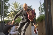 Ein anonymer Anrufer berichtet Callen (Chris O'Donnell, l.) und Sam (LL Cool J, 2.v.r.), dass an einer nahen Bushaltestelle gleich eine Bombe hochgehen wird. In letzter Sekunde schaffen sie es, alle Leute zu retten. Doch der Fremde gibt keine Ruhe ...