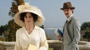 Adriana (Silvia Marsó, l.); Julio (Yon González, r.)