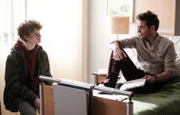 Ingo Mischke (Christian Schmidt, re.) versucht jegliche Sorgen von seinem Sohn Lukas (Nico Ramon Kleemann, li.) fernzuhalten. Da Ingo alles herunterspielt, erreicht er jedoch das ganze Gegenteil.