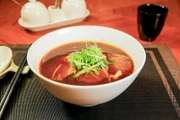 „Niu Rou Mian“ oder: Geschmorte Rindfleisch-Nudelsuppe, gilt als eines der beliebtesten Wohlfühlgerichte Taiwans und die im „Pin Chuan Lan“ servierte Suppe soll zu den besten in Taipeh gehören.