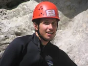 Willi ist heute in den Ötztaler Alpen in Österreich unterwegs.Im Neoprenanzug versucht er sich im Schluchtenwandern.