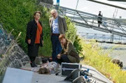 Leichenfund unter einer Rheinbrücke: die neue Kollegin Hannah (Swetlana Schönfeld, l.) nimmt mit Dr. Rosalind Schmidt (Helene Grass, r.) und Günter Hoffmann (Peter Lerchbaumer, M.) die Leiche der jungen Frau in Augenschein. Edwin Bremer (Tilo Prückner, im HG) ist sauer, Hannah geht ihm auf die Nerven.