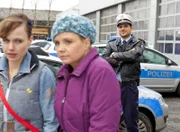 Für Danni (Annette Frier, M.) steht nach dem besonderen Junggesellinnen-Abschied alles auf dem Spiel, deshalb lässt sie sich gemeinsam mit Bea (Nadja Becker, l.) auf einen Deal mit Alex (Tobias Licht, r.) ein ...
