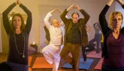 Yoga mit Langhammer (Bernhard Schütz, links) und Kluftinger (Herbert Knaup, re.).