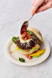 Geröstete Schwarze-Bohnen-Burger.