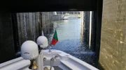 Das Schiff muss durch die Bagauste Schleuse fahren. Hier wird die Tür hochgefahren.